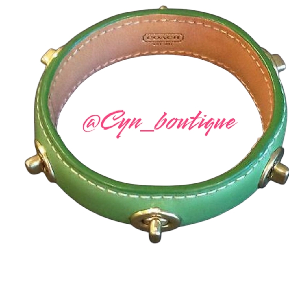 💚 ▪️COACH▪️ green leather turnlock cuff bracelet IN EUC ✨️💚